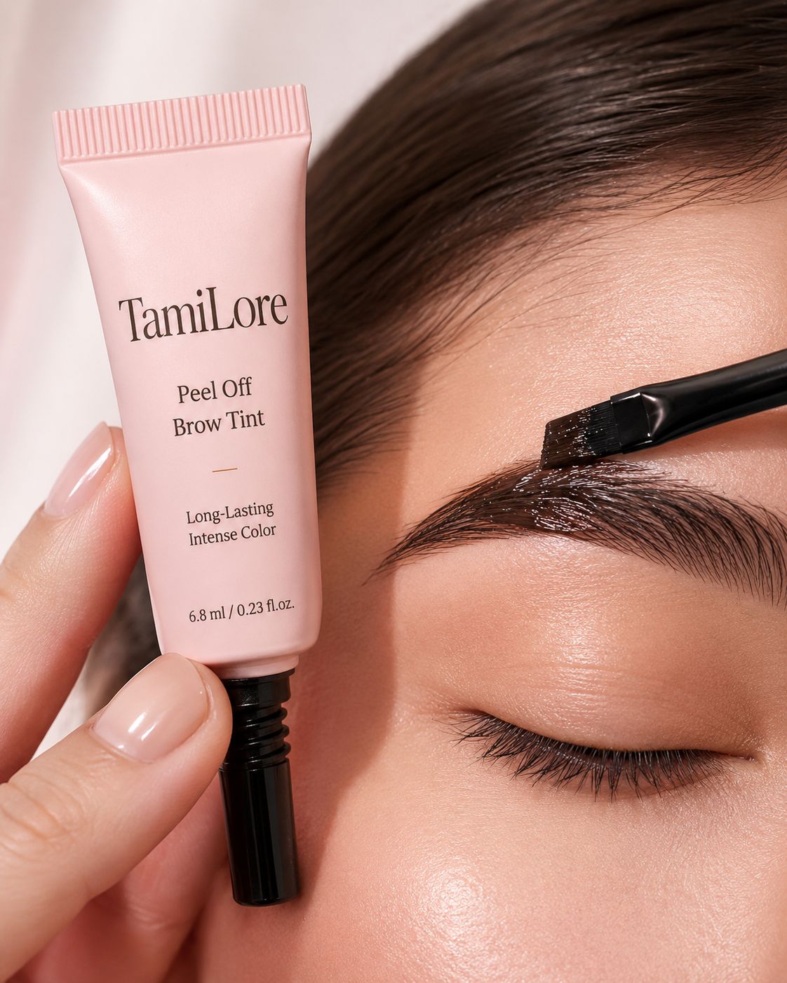 Anwendung des TamiLore Brauen Tint mit Schrägpinsel auf Augenbraue