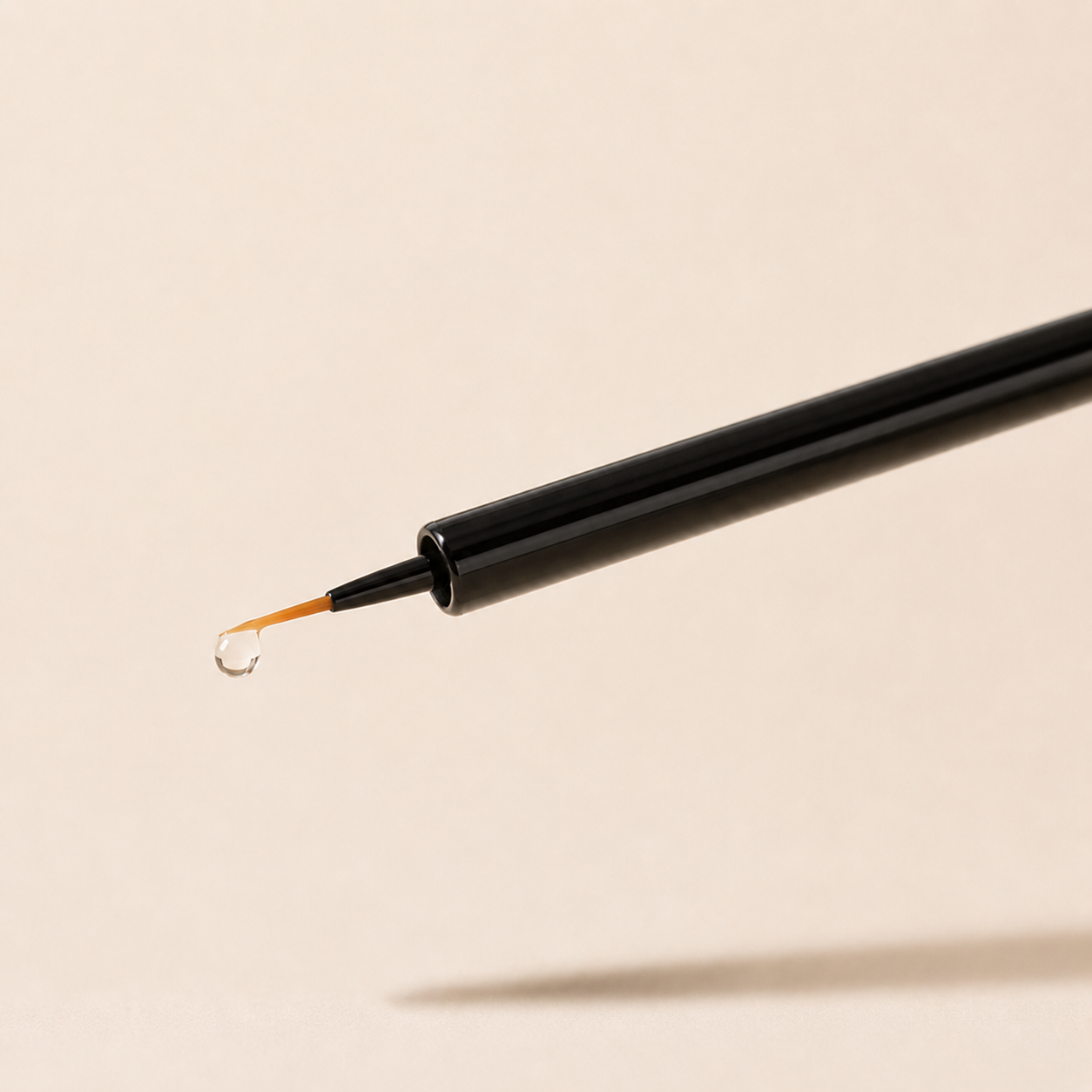 Feiner Applikator des TamiLore Lash Serums in Nahaufnahme