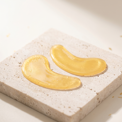 Makroaufnahme der Hydrogel-Pads mit Gold-Schimmer