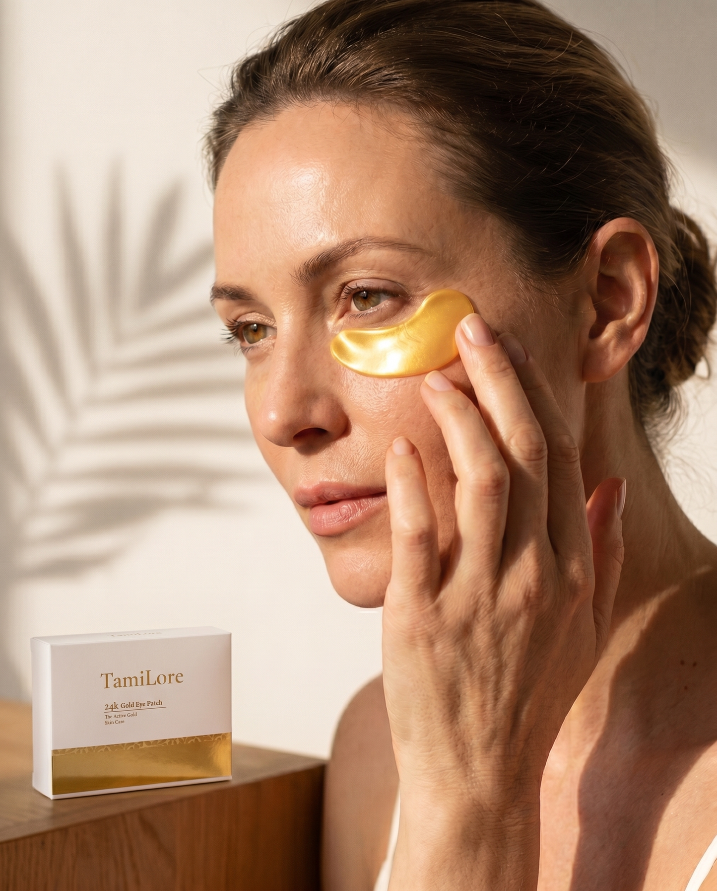 Anwendung: 24K Gold Augenpad wird unter dem Auge platziert