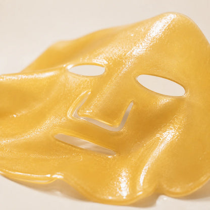 Makroaufnahme der goldenen Hydrogel-Maske