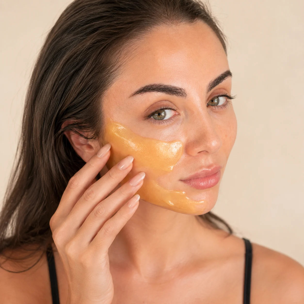 Anwendung: 24K Gold Kollagen Maske wird aufgelegt